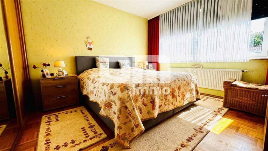 Gepflegte Etagenwohnung in hervorragender Wohnlage mit Carport und großem Balkon - Schlafzimmer